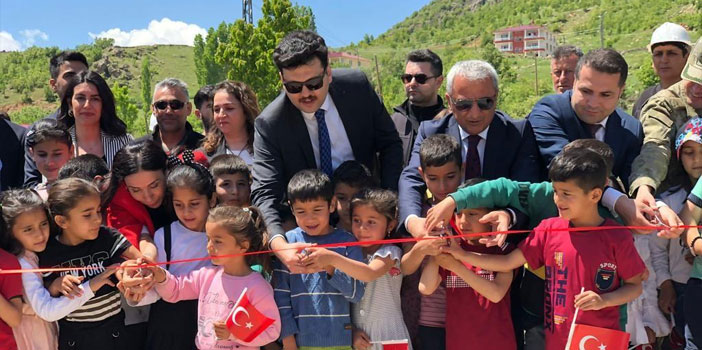 Kaymakam öğrencilerle okulun temelini attı