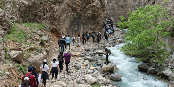 Hakkari'de 500 kişi ile doğa yürüyüşü
