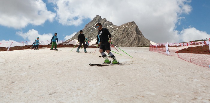 Hakkari'de mayıs ayında kayak yarışması düzenlendi