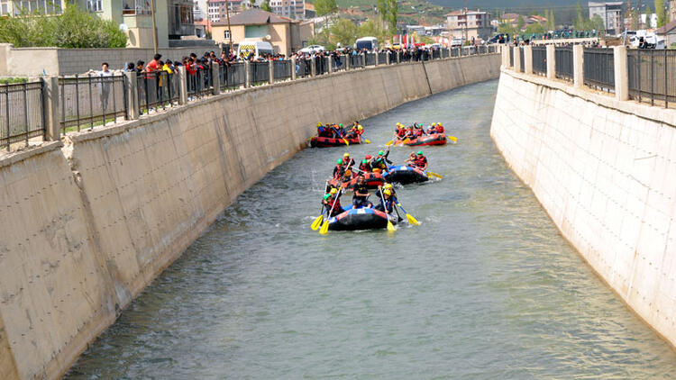 Yüksekova'da Gençlik haftasında Rafting!