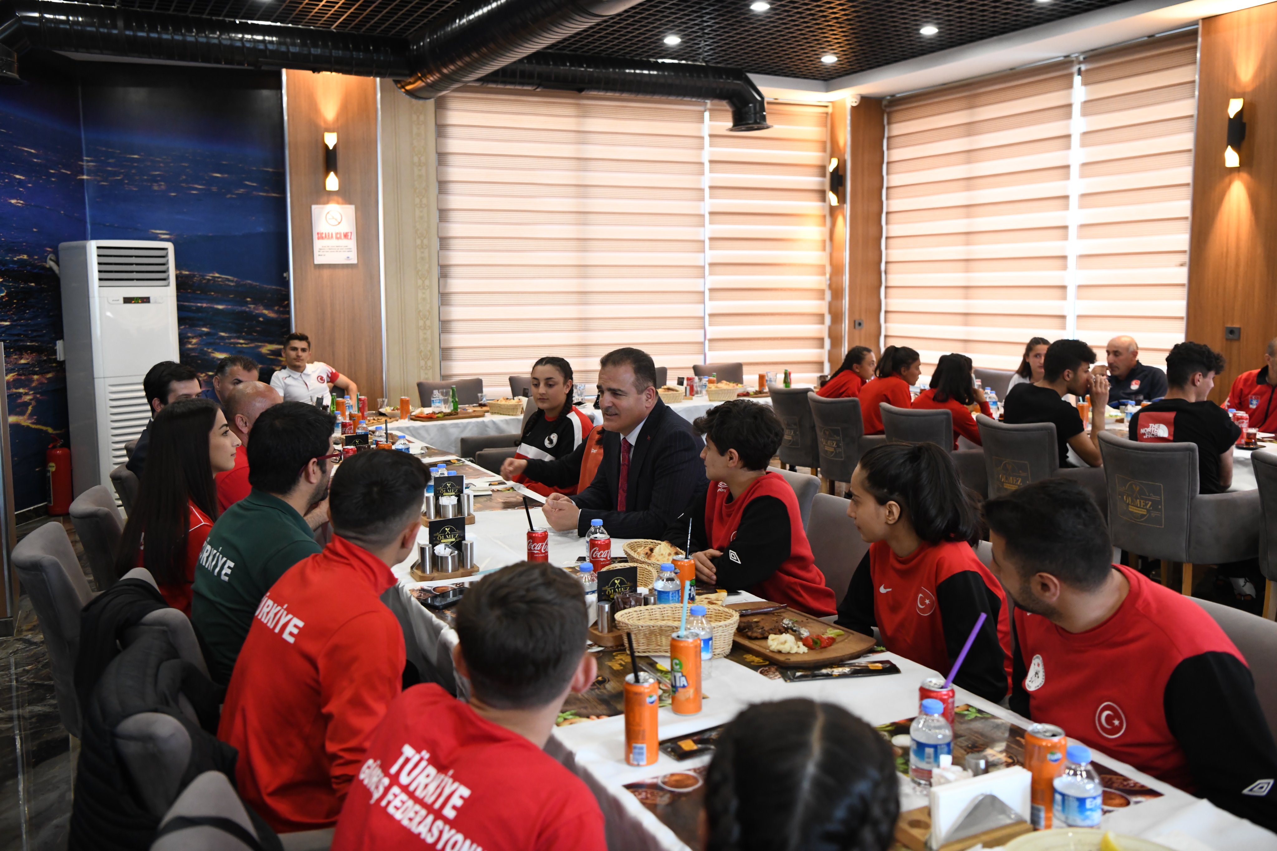 Vali Akbıyık sporcularla buluştu