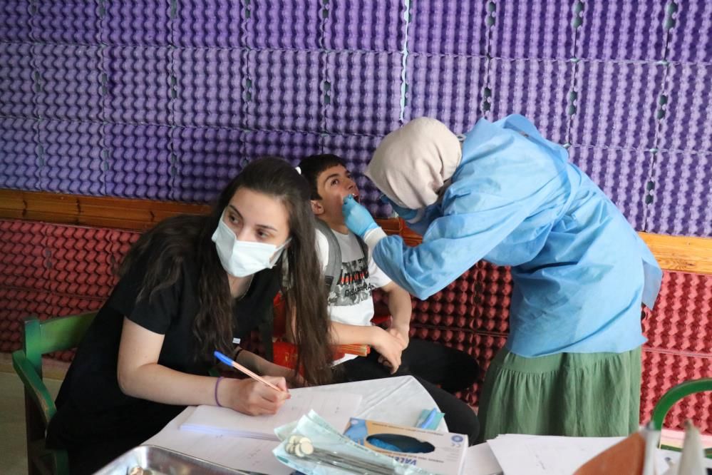 Şehir şehir gezerek engelli bireylerin diş tedavisini yapıyorlar