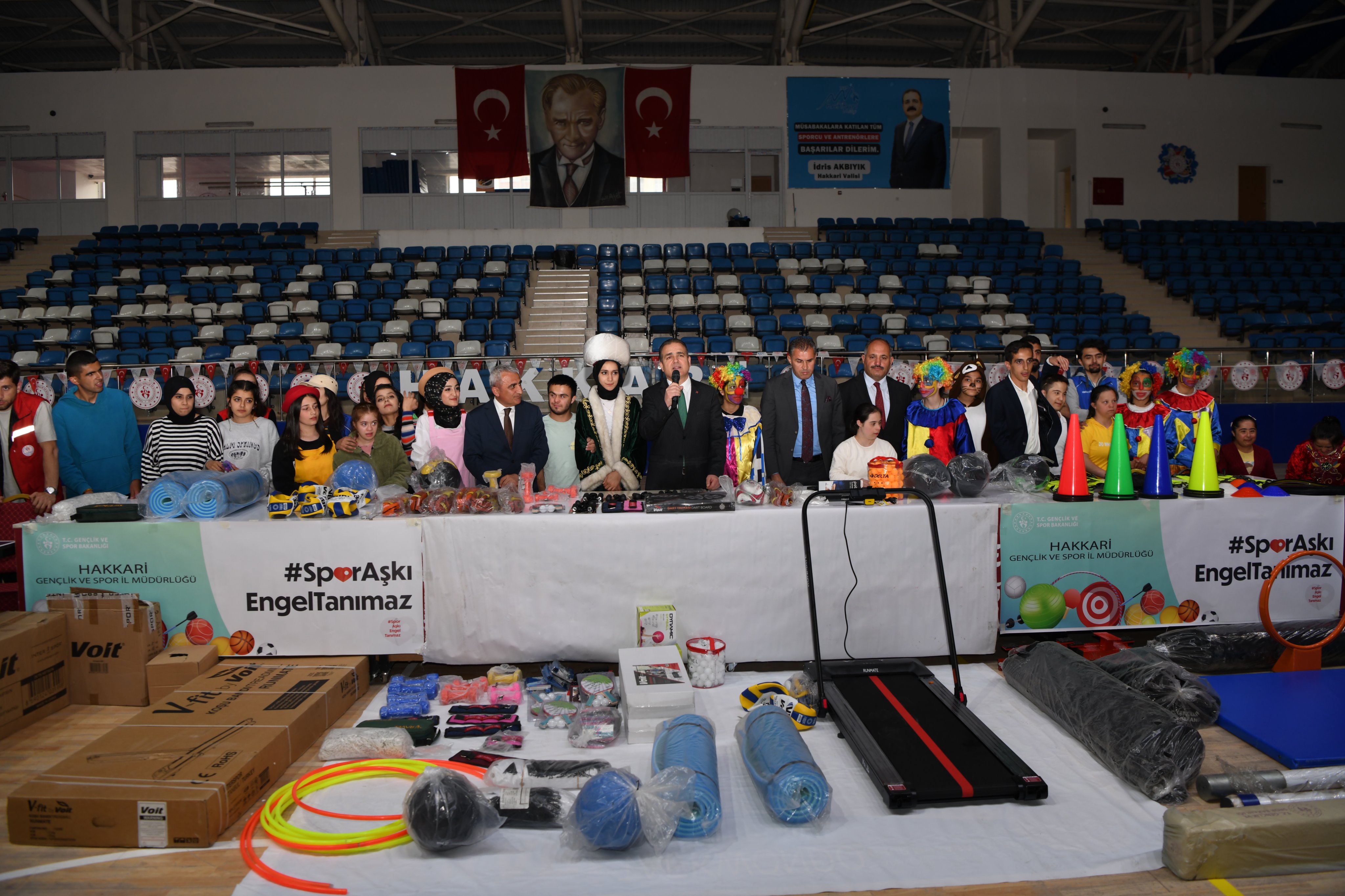 Hakkari'de engelli bireylere spor malzemesi desteği