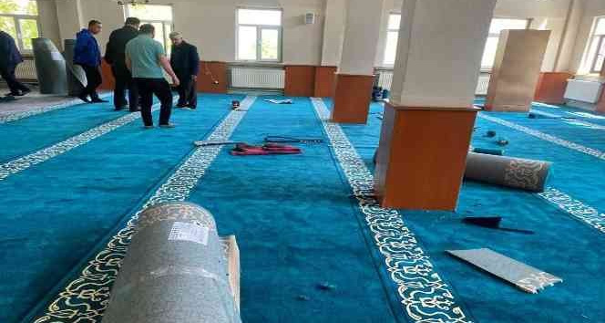 Hakkari Belediyesi caminin halılarını değiştirdi