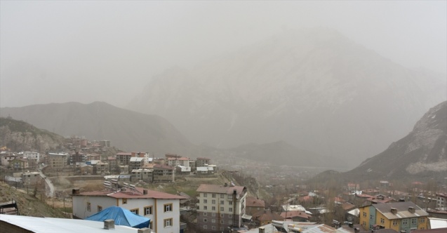 Hakkari'de toz taşınımı etkili oluyor