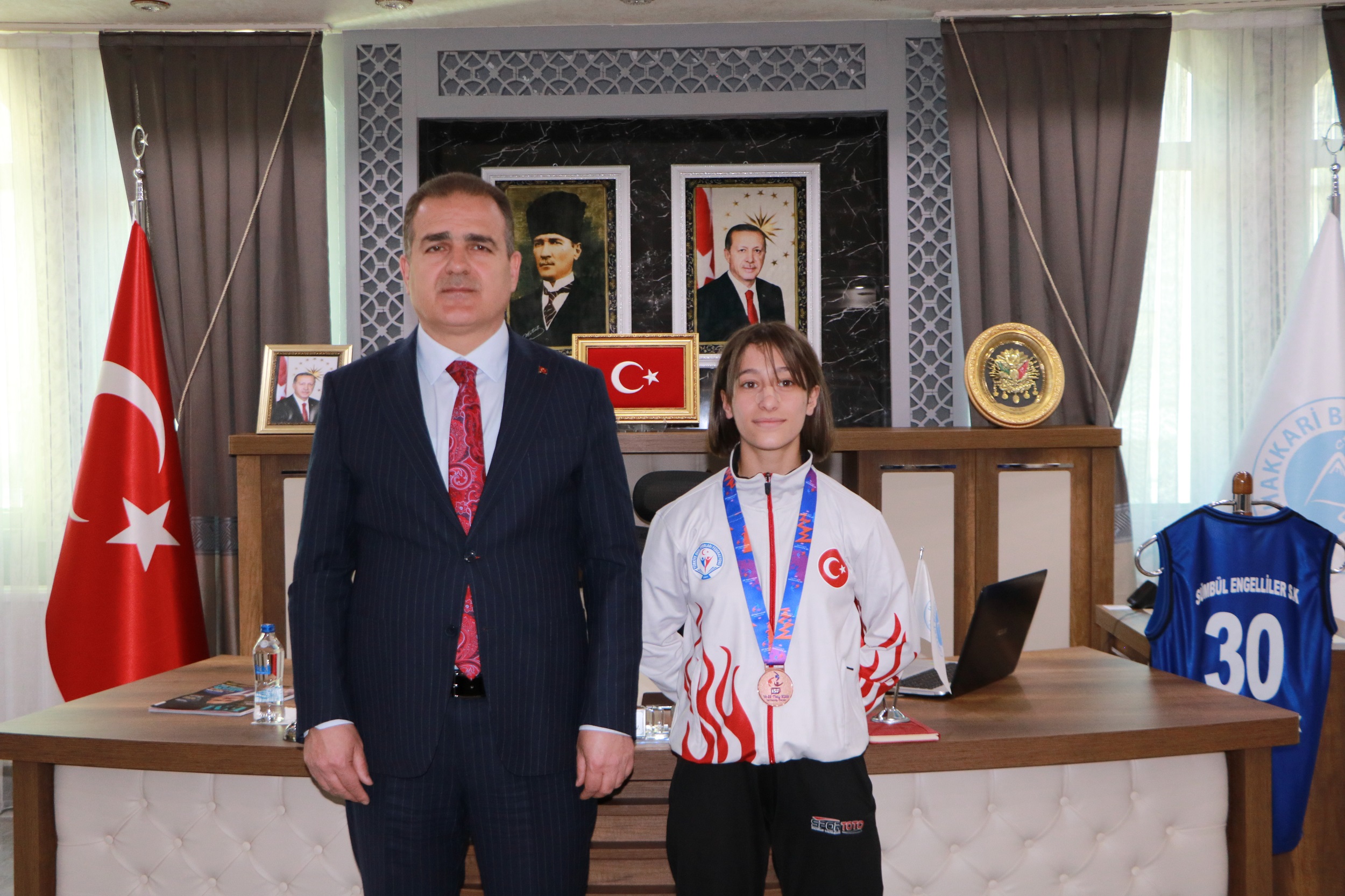 Vali Akbıyık, dünya üçüncüsü olan güreşçi Nurgül Abi'yi kabul etti