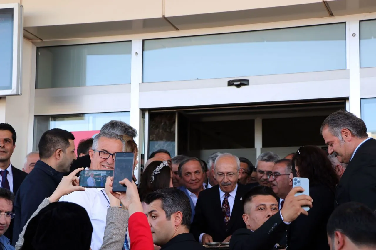 Van'a gelen Kılıçdaroğlu 'ekmek, su ve tuz'la karşılandı