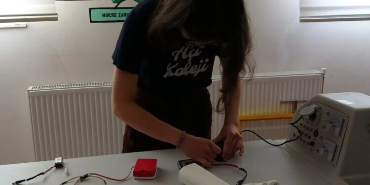 EMG Sinyalleri ile çalışan protez el yaptı