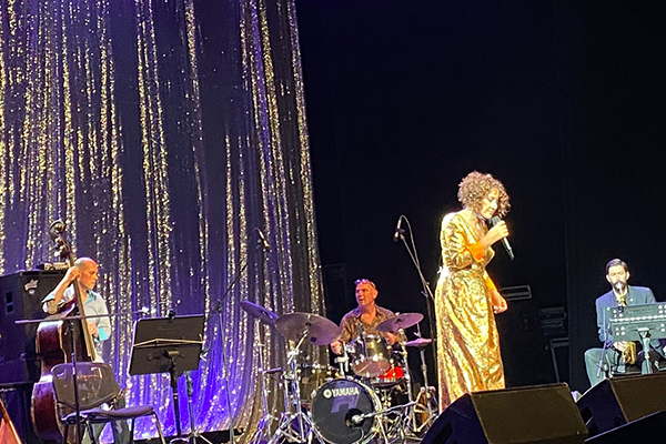 Aynur Doğan dinleyicileri ile buluştu