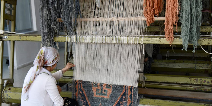 Kadınlar halıları İlmek ilmek dokuyor!