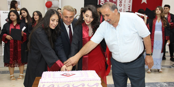 Kural Okulları’ndan görkemli mezuniyet töreni