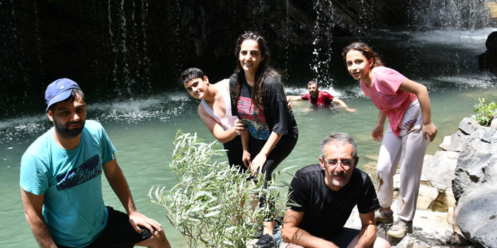 Hakkari'nin 'Saklı Cenneti' Kaval Şelalesi büyülüyor