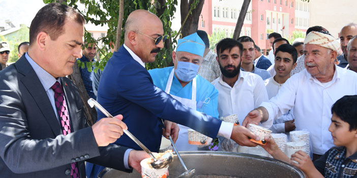 Vali ve Emniyet Müdürü  aşure dağıttı!