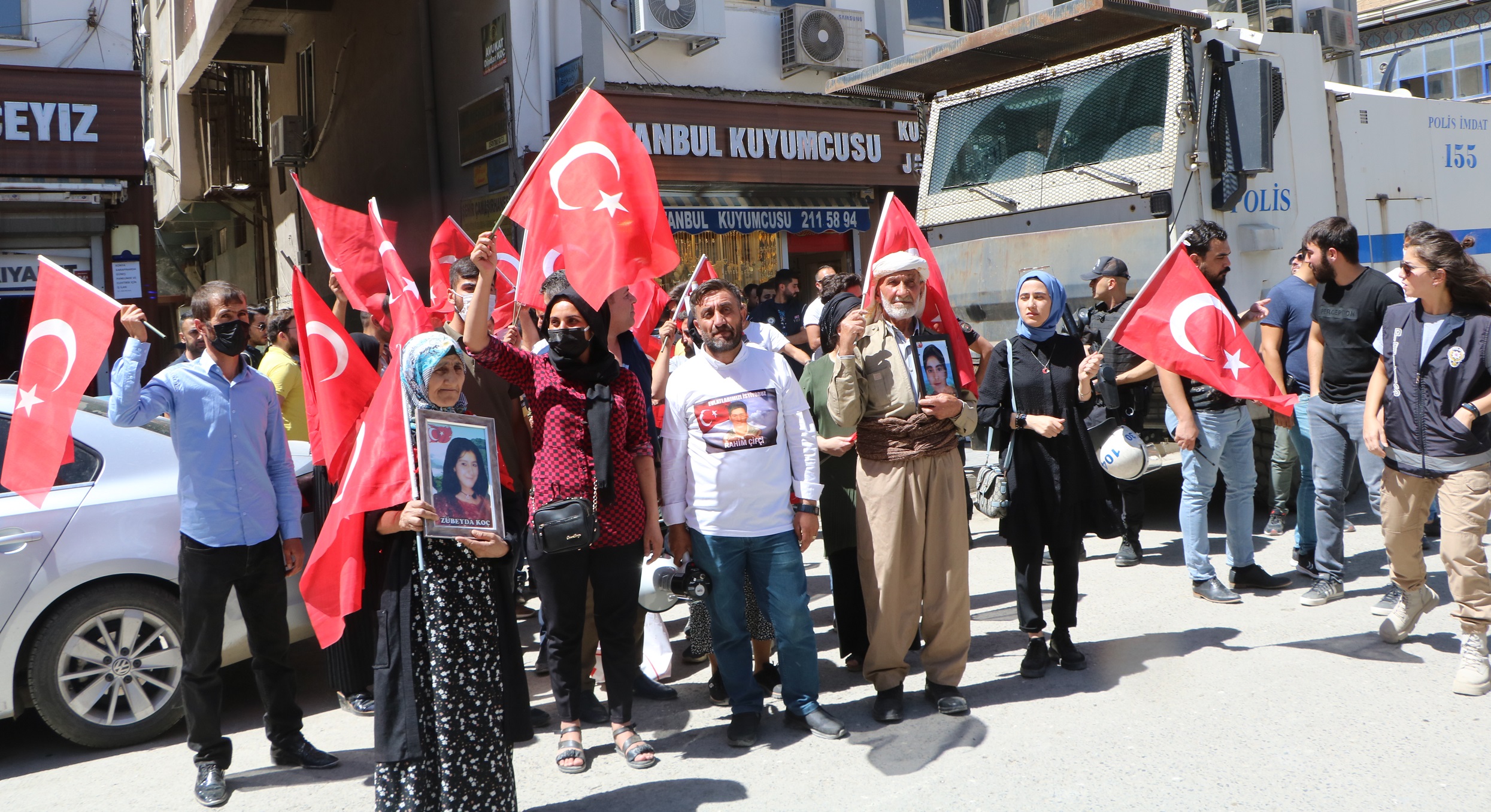 Hakkari'deki annelerin evlat nöbetinde gerginlik