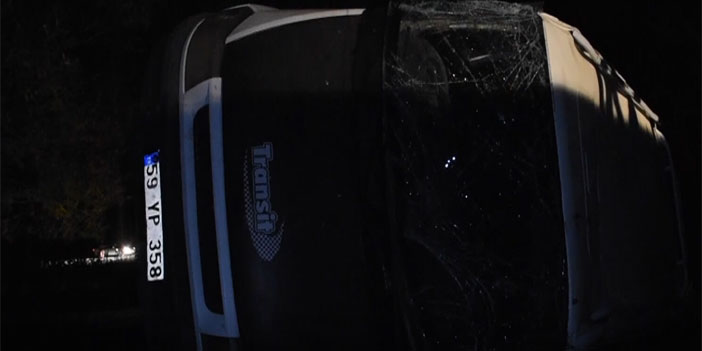 Hakkari'de direğe çarparak devrilen minibüsteki 8 kişi yaralandı