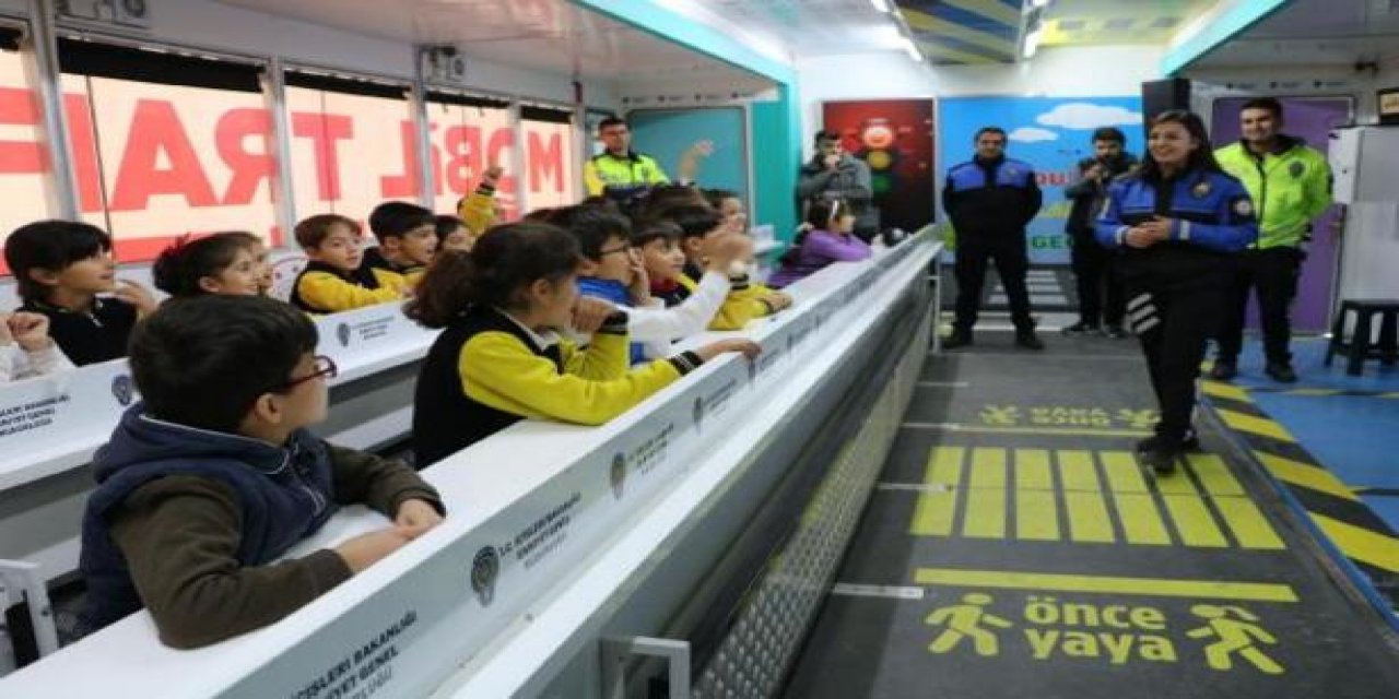 Mobil Trafik Eğitim TIR'ı Yüksekova'da