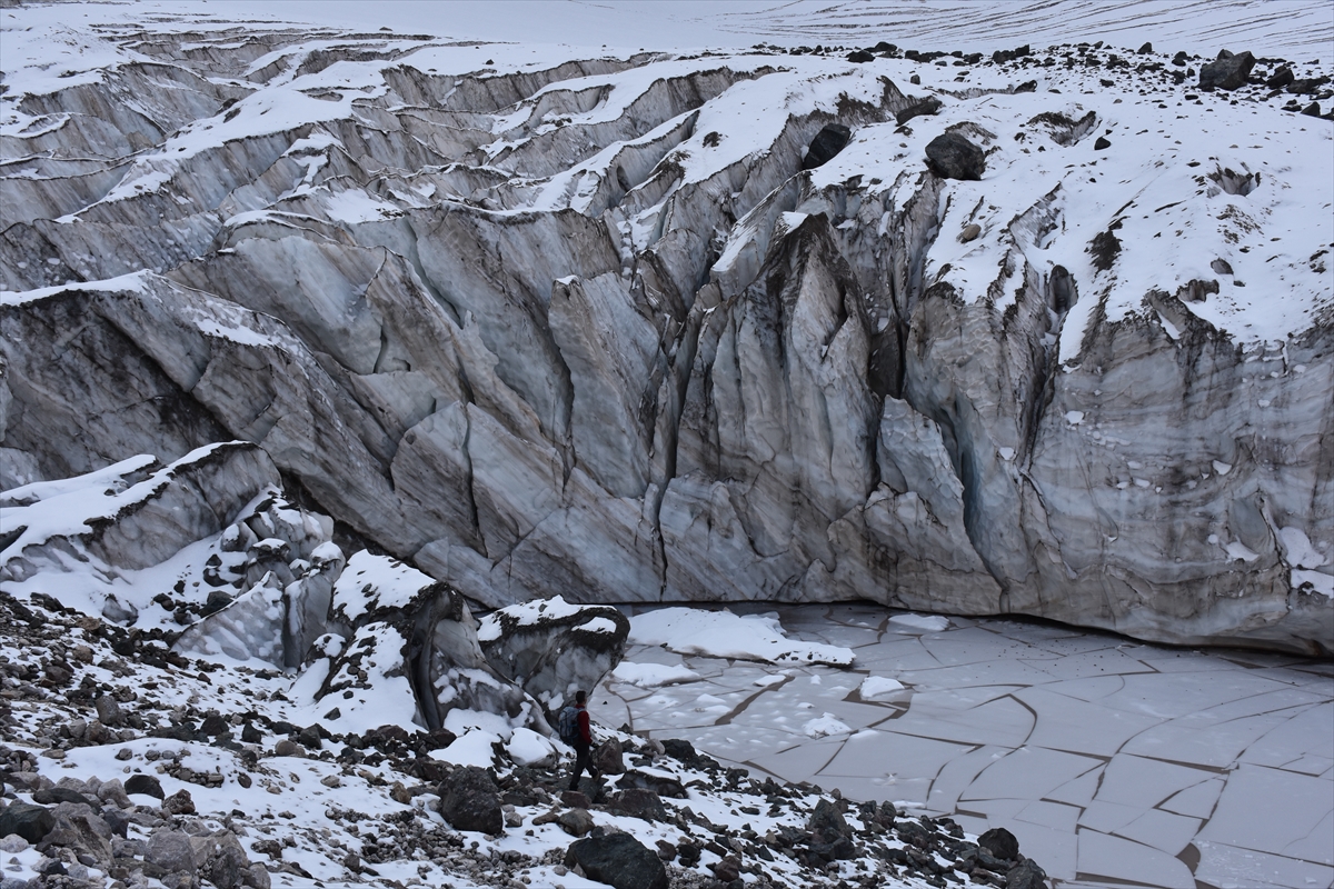 Hakkari'deki Cilo buzullarında erime artarak devam ediyor