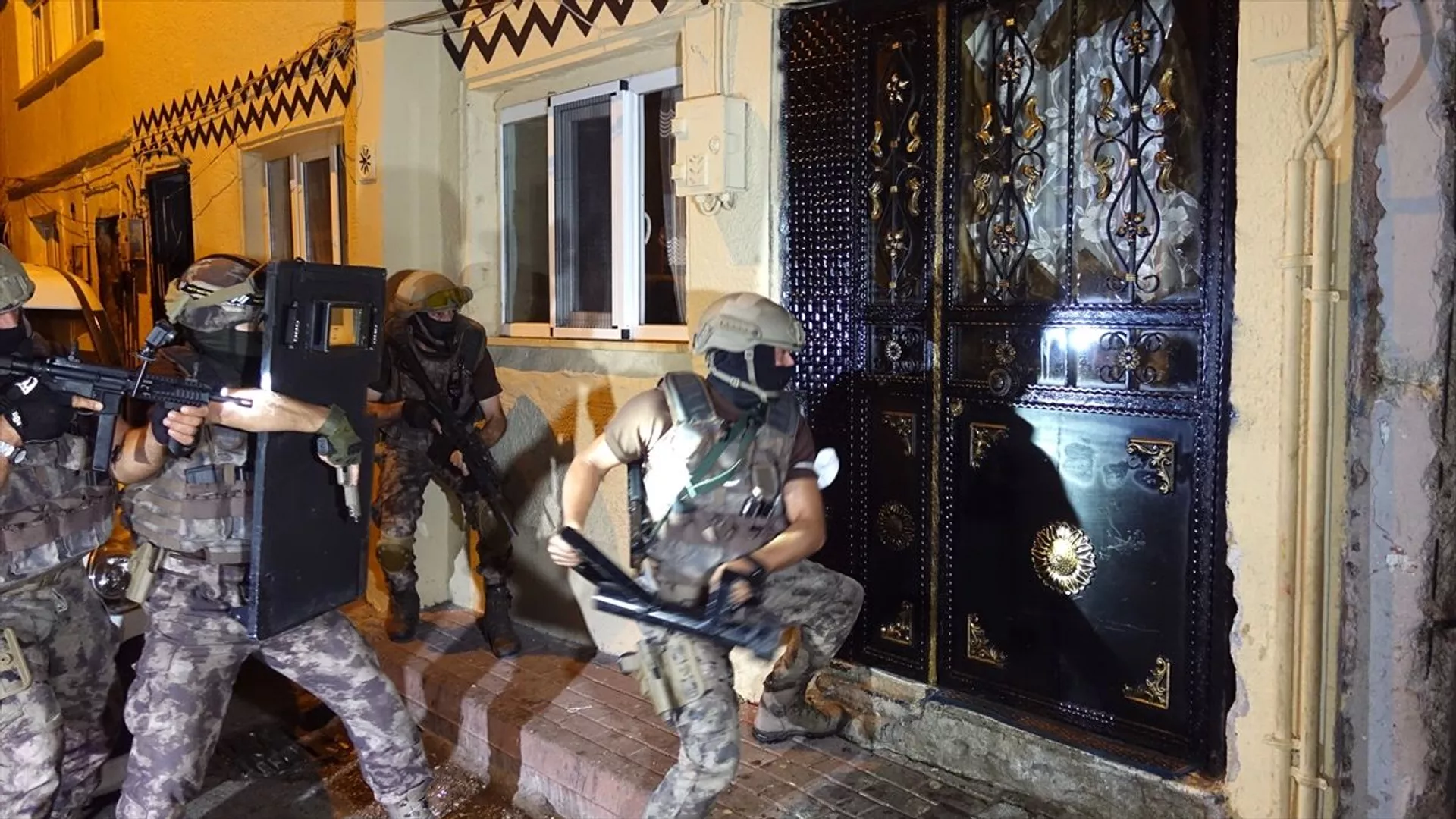 95 kişi gözaltına alındı