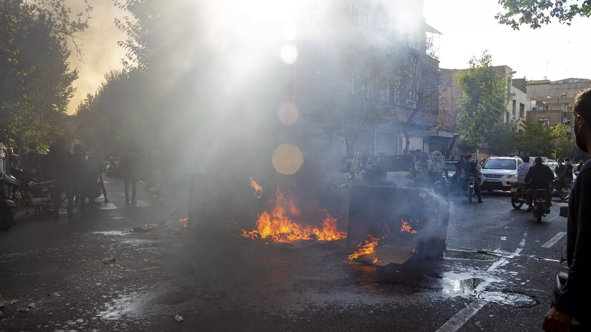 İran'da 3 protestocuya daha idam kararı