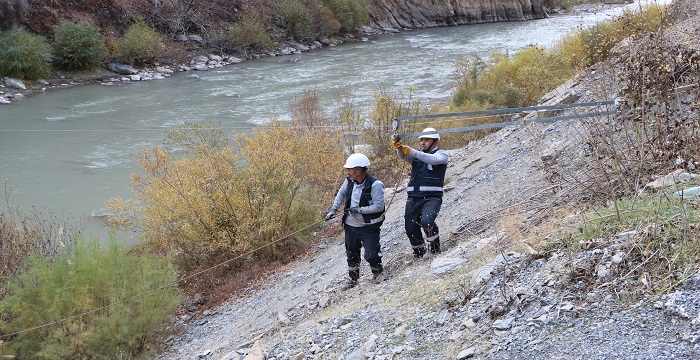Hakkari Zap vadisindeki elektrik arızasına ilkel teleferikle müdahale