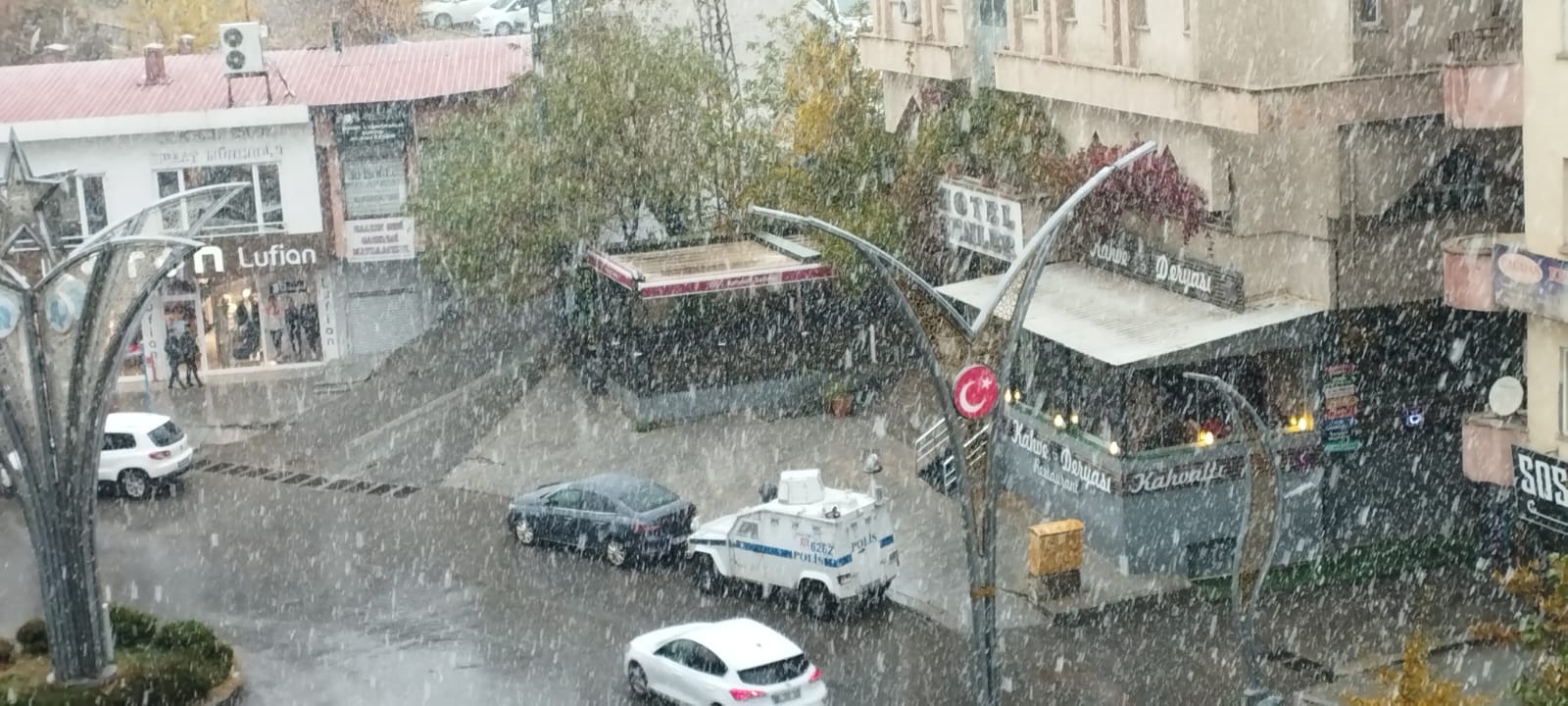 Hakkari'ye mevsimin ilk karı yağdı