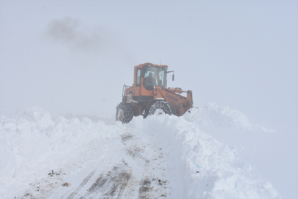 Hakkari'de mezranın yolu ekiplerin 7 saat süren çalışmasıyla açıldı
