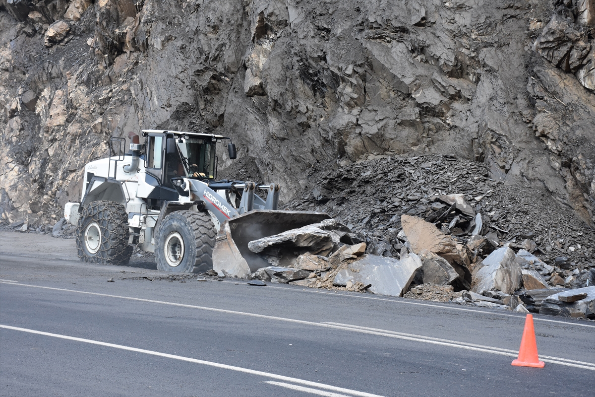 Hakkari'de dağdan kopan kaya parçaları nedeniyle kapatılan kara yolu açıldı