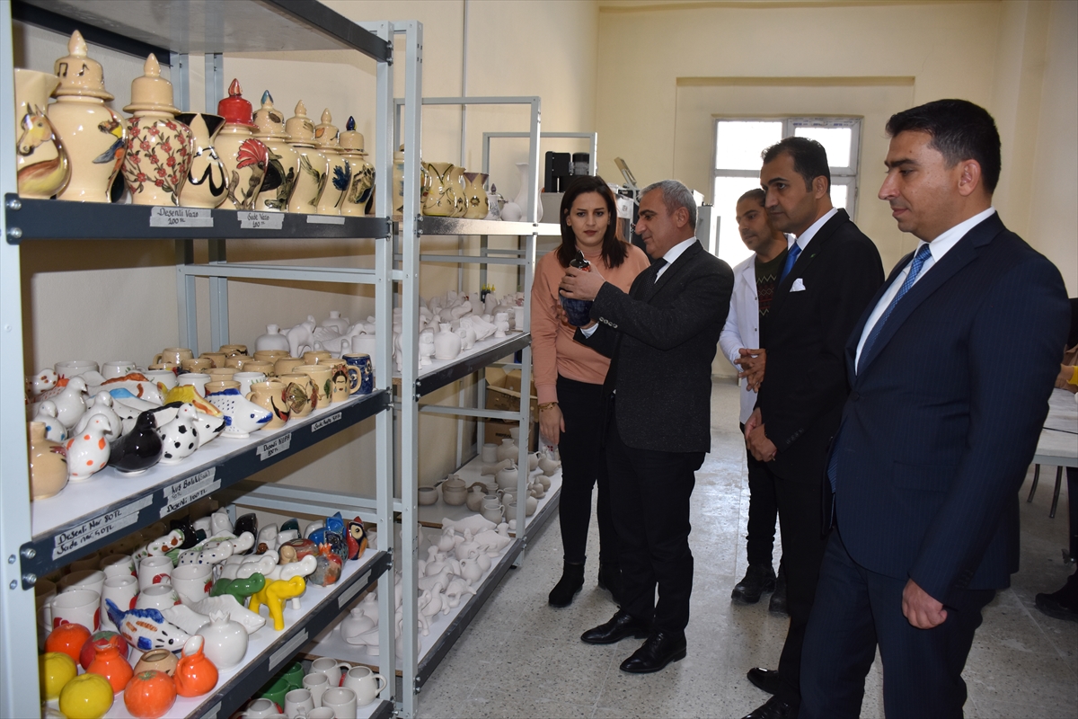 Hakkari Milli Eğitim Müdürü Gür, kurslarda incelemelerde bulundu