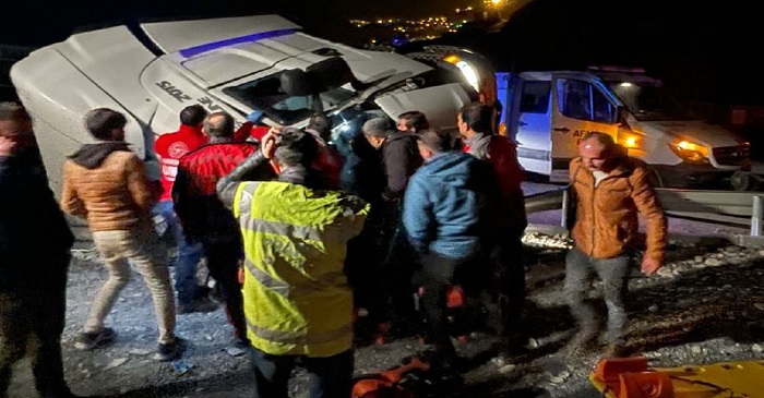 Hakkari'de trafik kazası: 3 yaralı