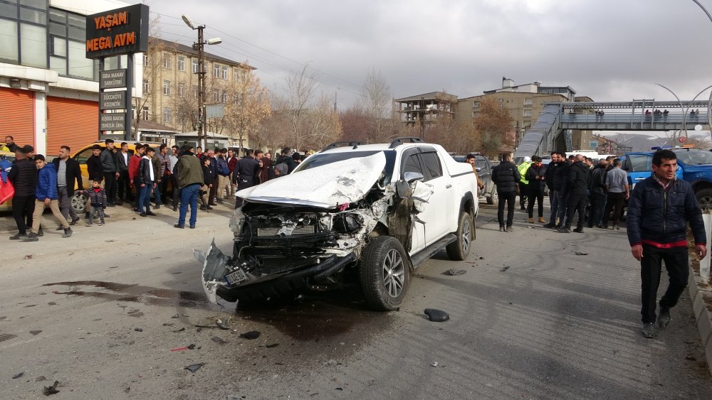 Yüksekova'da Feci Kaza: 3 Kişi Yaralandı