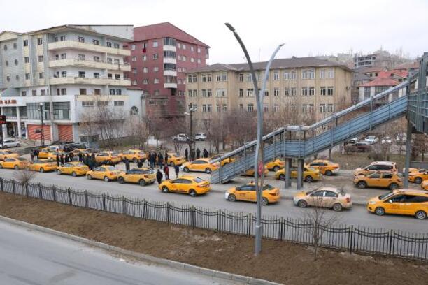 Taksiciler, Yüksekova Belediyesi'ni kontak kapatarak protesto etti