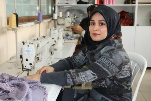 Yüksekova'da yaşayan Iraklı 2 kadın, meslek öğreniyor