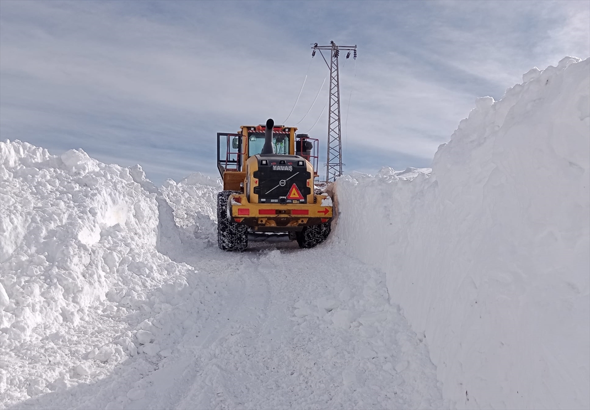 Hakkari'de kardan kapanan üs bölgesinin yolu açıldı