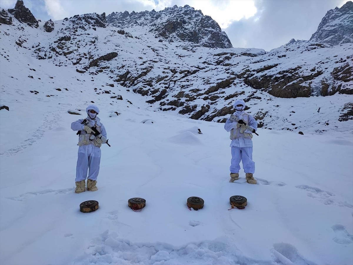 Hakkari'de antitank mayınları ve EYP ele geçirildi