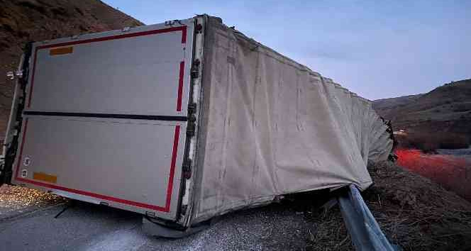 Yüksekova'da TIR devrildi
