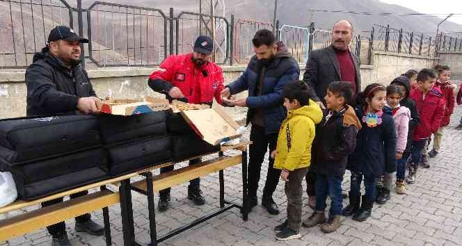 Çocuklara sıcak pizza ikramı