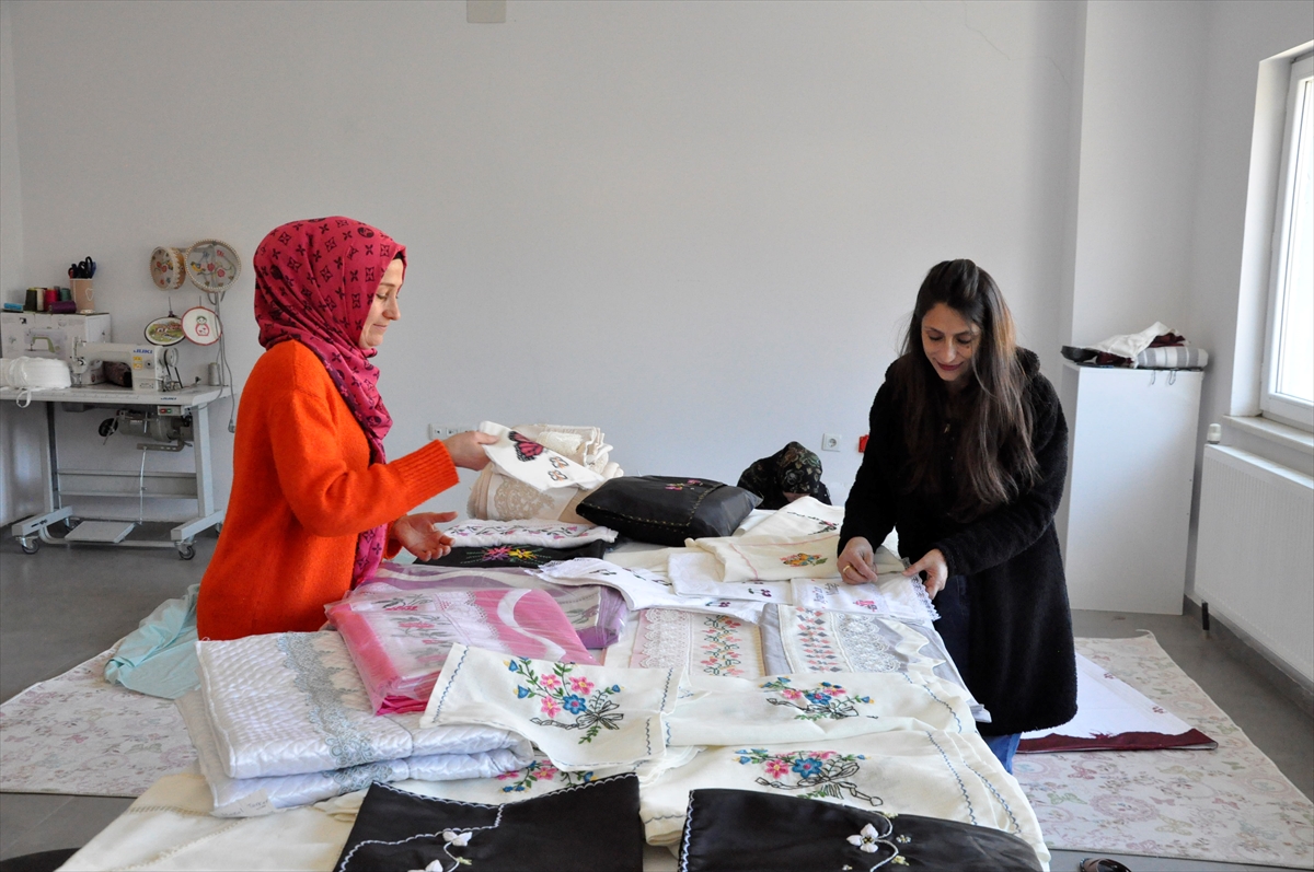 Çukurca'da kadınlar el sanatları kursuna ilgi gösteriyor