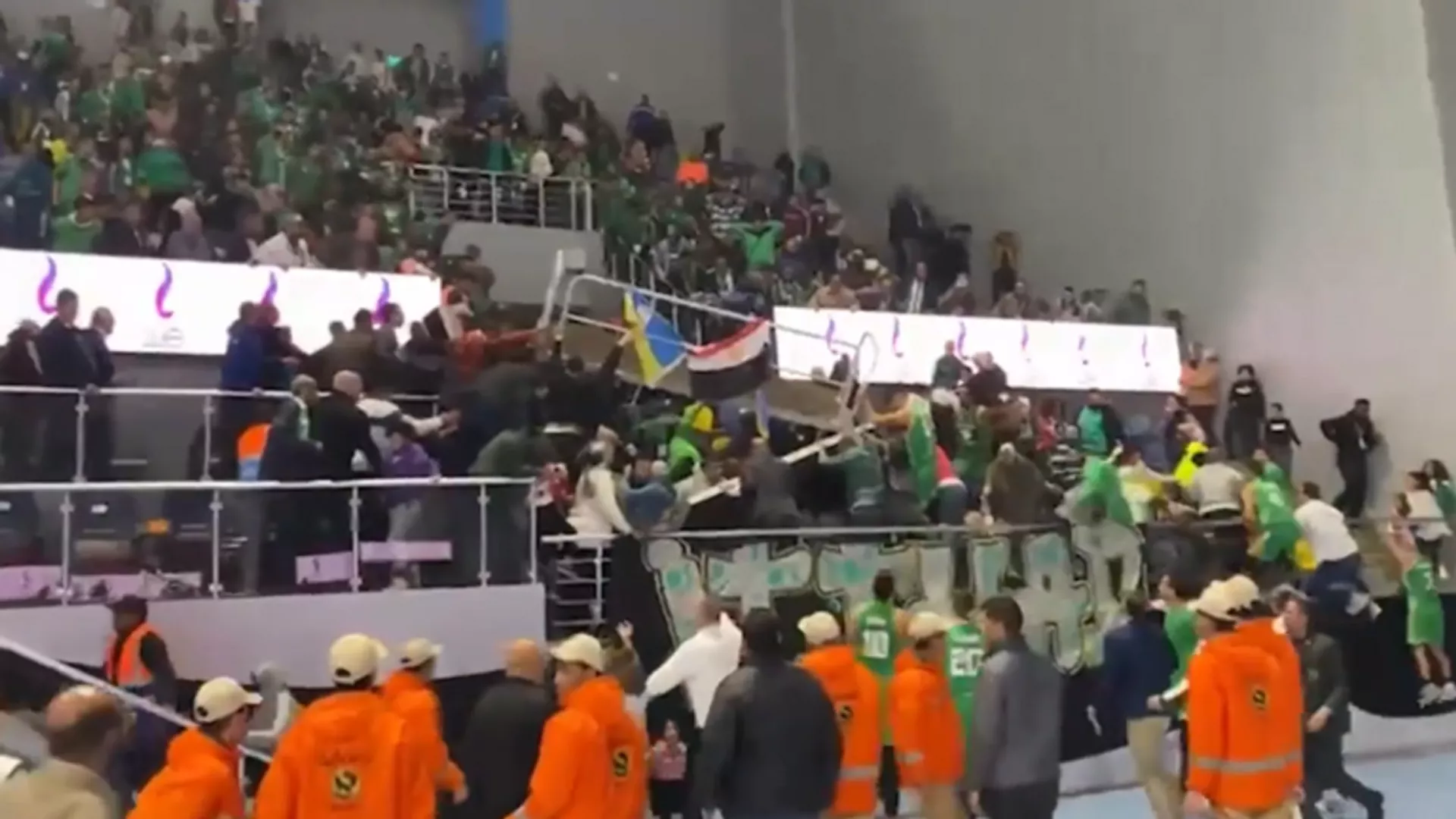 Amfi çöktü: 27 yaralı