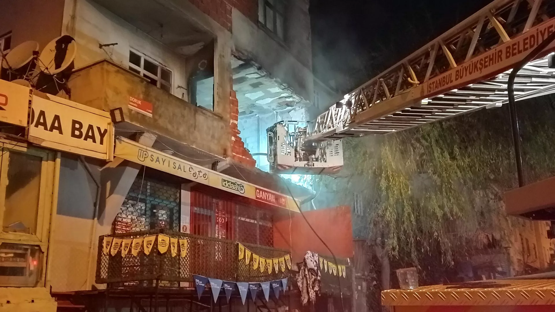 Evi boşaltan kiracı daireyi ateşe verdi