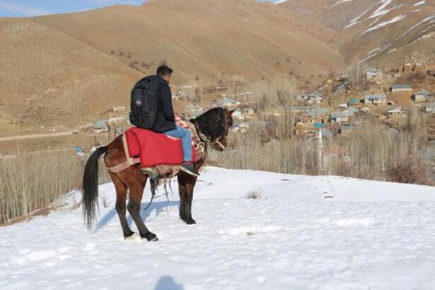 Eğitim vermek için at sırtında yolculuk yapıyor