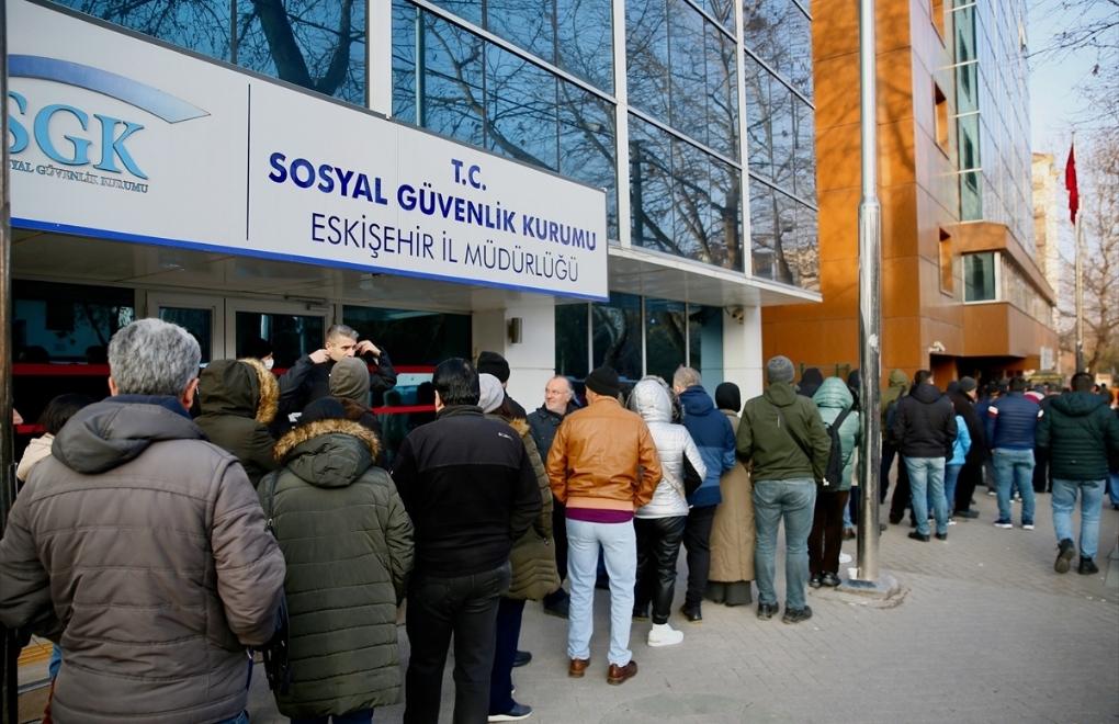 EYT'liler SGK il müdürlükleri önünde uzun kuyruklar oluşturdu