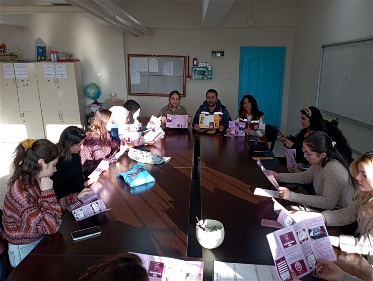 Hakkari'de öğretmenlere "Kadın Destek Uygulaması" anlatıldı