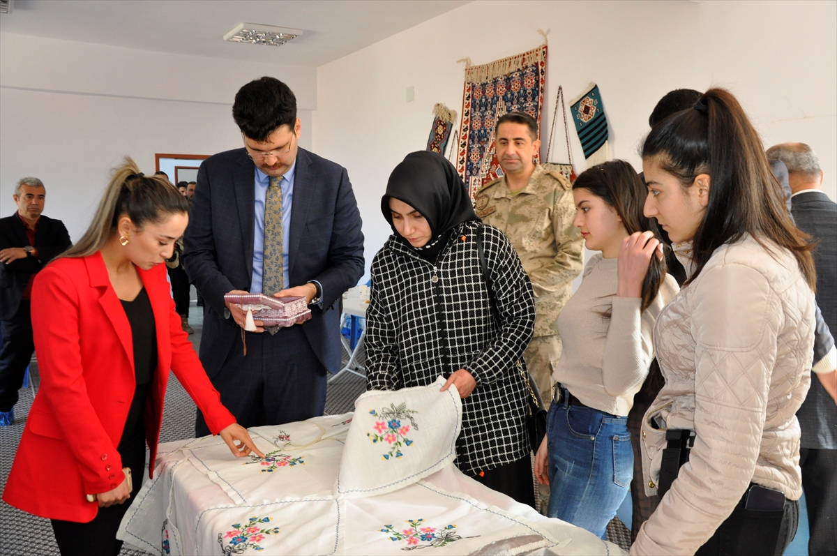 Çukurca'da ADEM'in yıl sonu sergisi açıldı