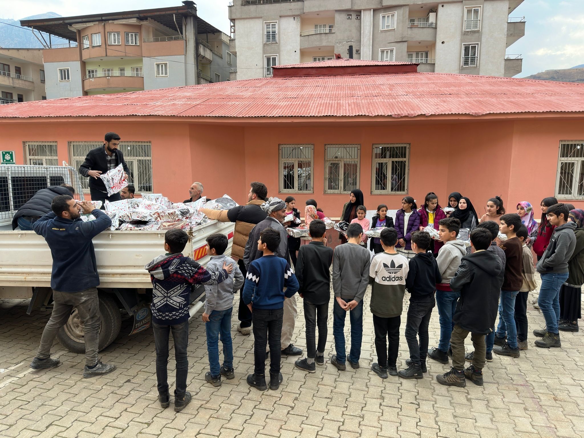 Sınırdaki öğrencilere yeni yıl hediyeleri!