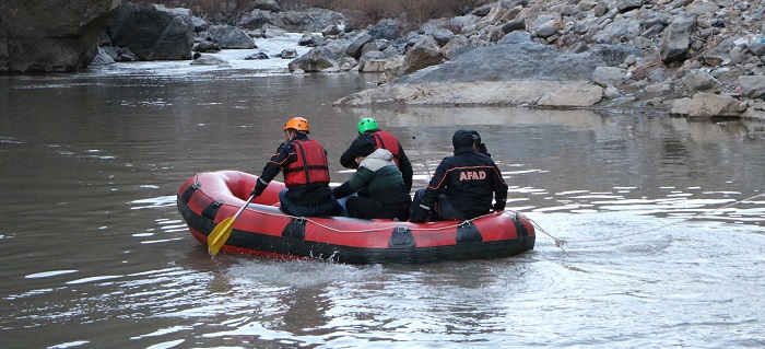 Hakkari'de rafting botuyla köpek kurtarma operasyonu