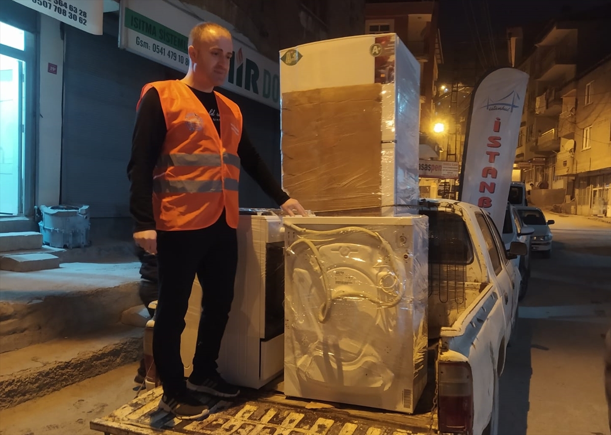 Hakkari'de ihtiyaç sahibi aileye beyaz eşya yardımı