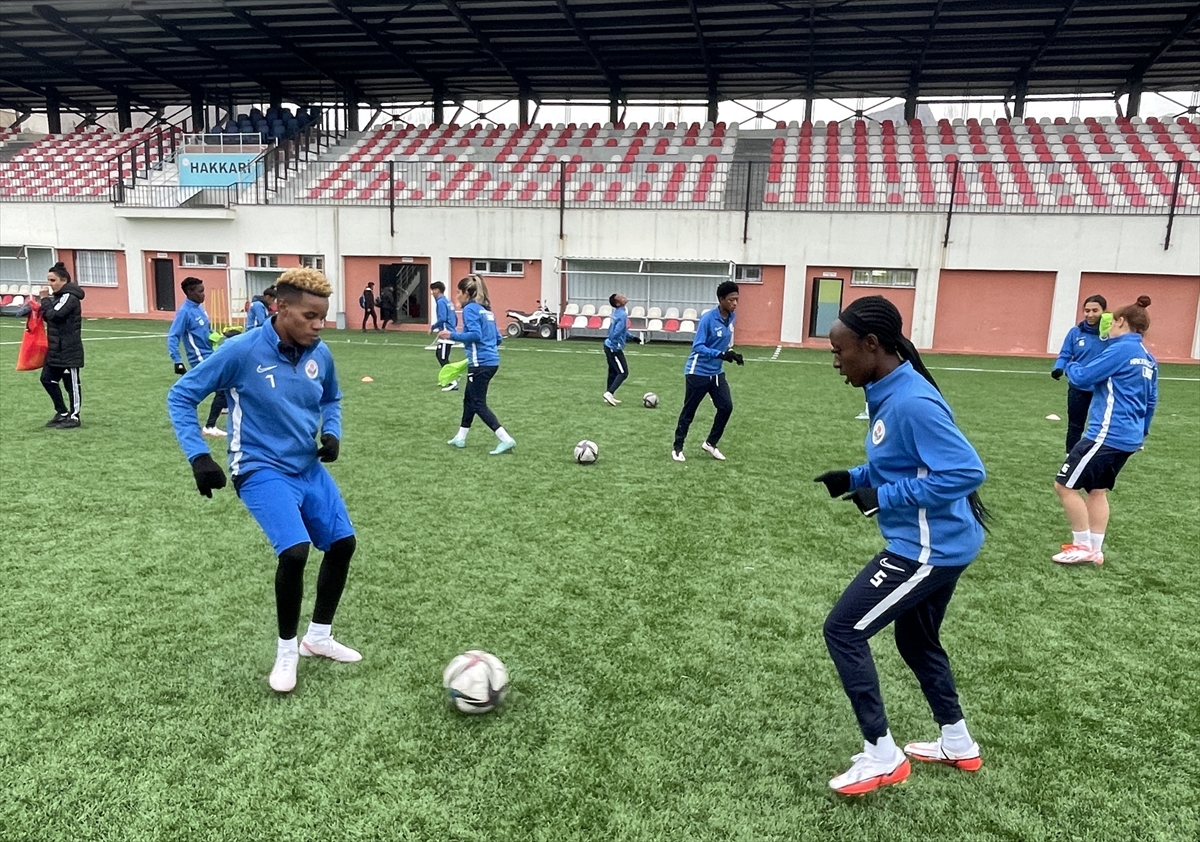 Hakkarigücü'nün Afrikalı kadın futbolcuları misafir oldukları evlerde yörenin kültürünü öğreniyor