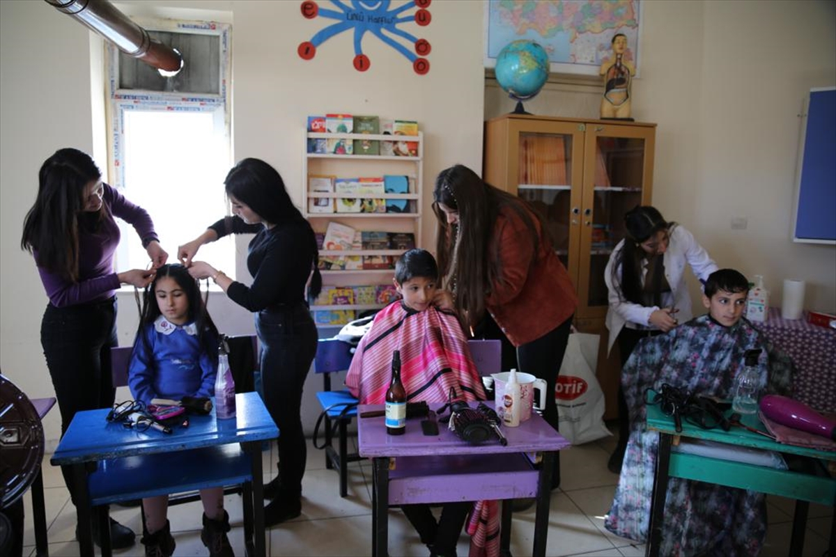 Hakkari'de kadın usta öğreticiler köy okulundaki öğrencilerin saçını tıraş etti