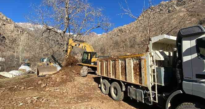 Hakkari'de yol onarım ve stabilize çalışması devam ediyor