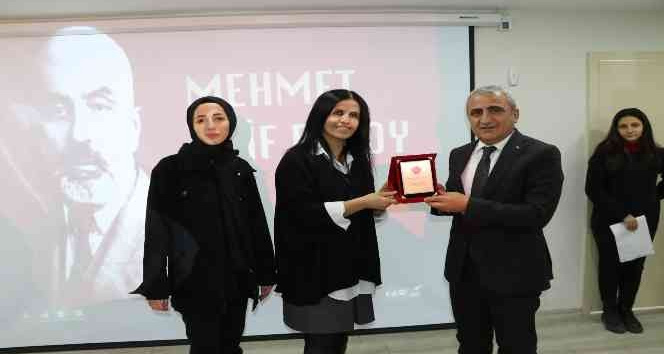 Hakkâri'nin genç kalemleri Akif'i yazdı